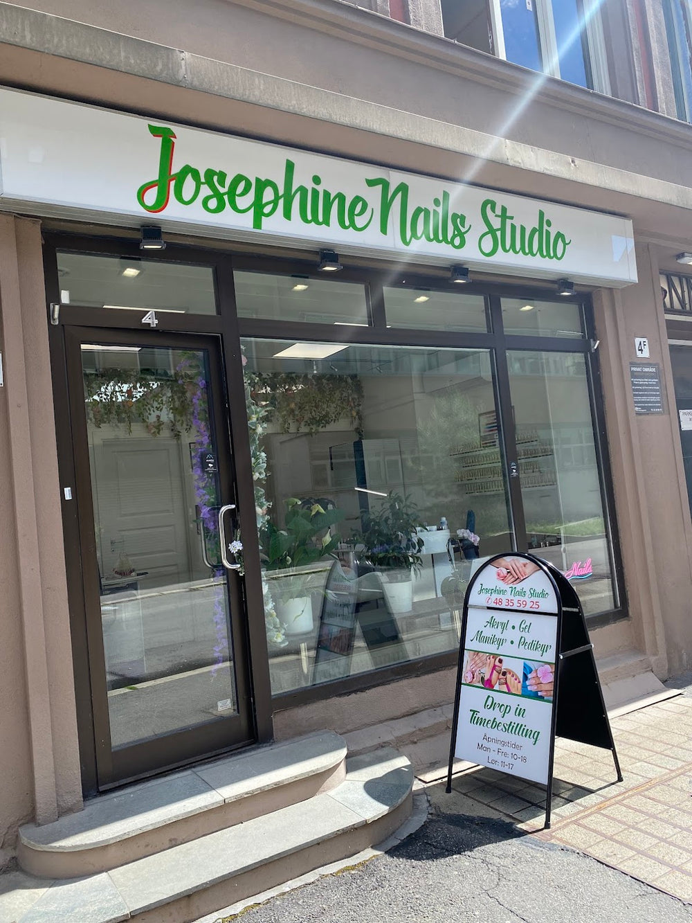 Fasaden og inngangen til Josephine Nails Studio