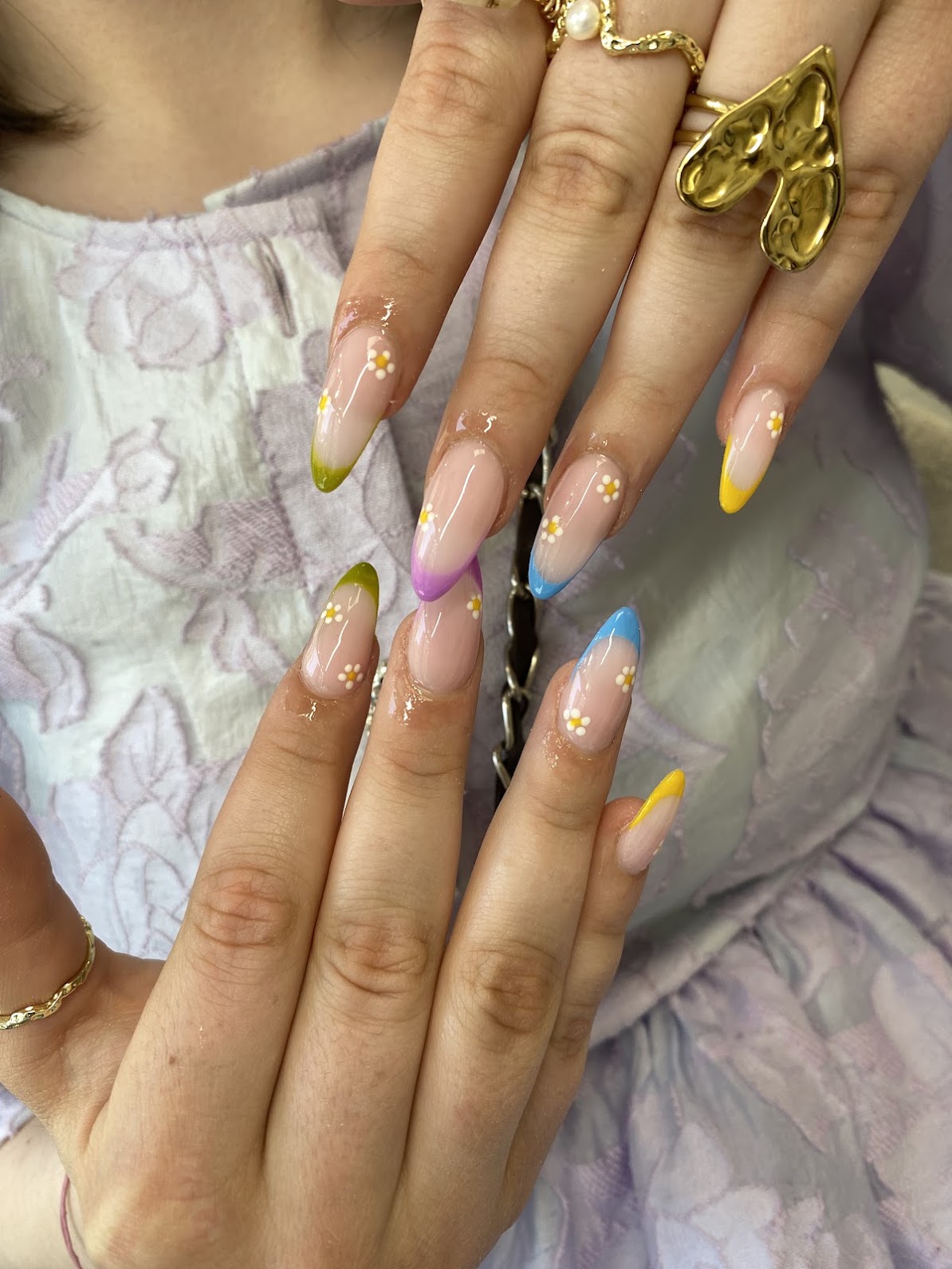 Eksempel på fargerik manikyr med blomster fra Josephine Nails Studio